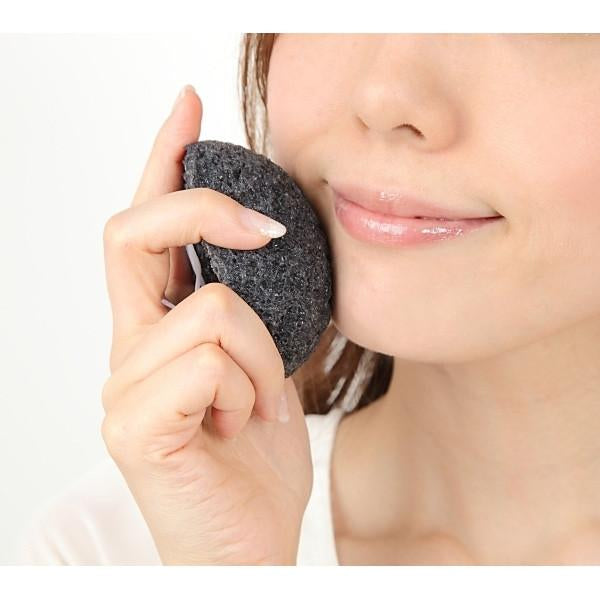 Burete de fata din fibre naturale konjak cu carbune pentru ten acneic
