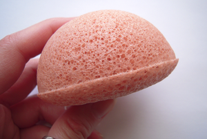 Burete de fata din fibre naturale Konkaj pentru ten sensibil